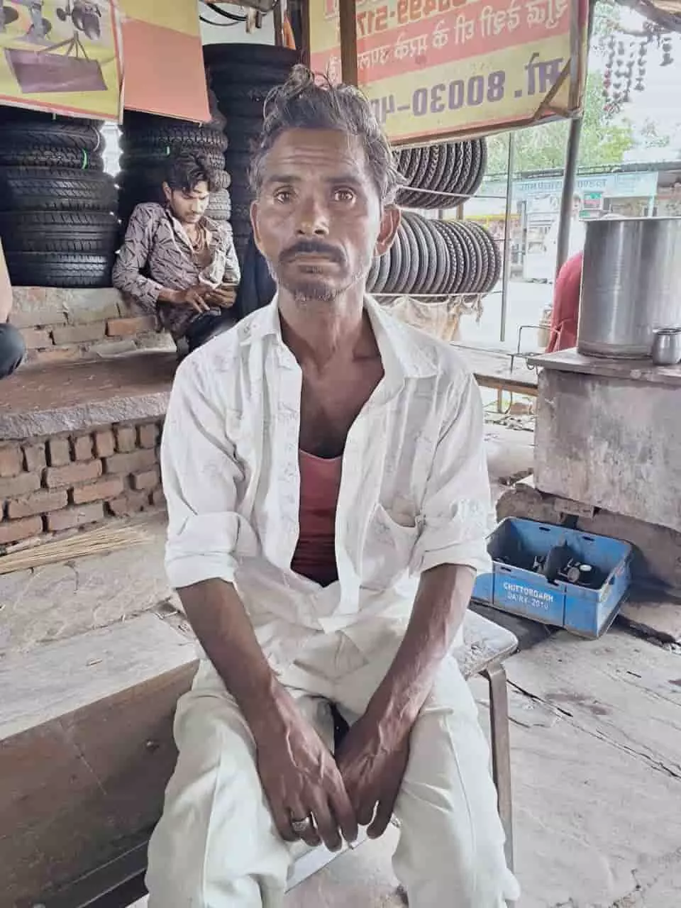 तस्वीर में पीड़ित पशुपालक गोपाल लाल भील भीलवाड़ा के रायला क्षेत्र में बैठे हुए दिख रहे हैं। तस्वीर में पीड़ित पशुपालक गोपाल लाल भील भीलवाड़ा के रायला क्षेत्र में बैठे हुए दिख रहे हैं।