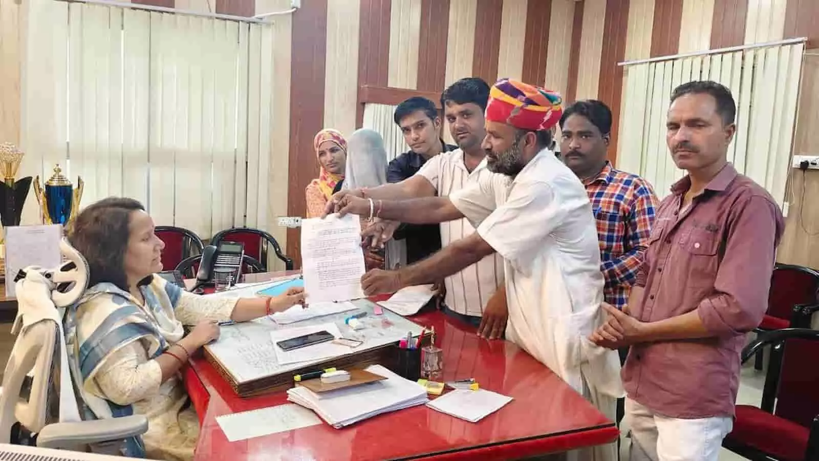 भीलवाड़ा यूआईटी कार्यालय में अधिकारी को ज्ञापन सौंपते हुए लोग नजर आ रहे हैं। भीलवाड़ा यूआईटी कार्यालय में अधिकारी को ज्ञापन सौंपते हुए लोग नजर आ रहे हैं।