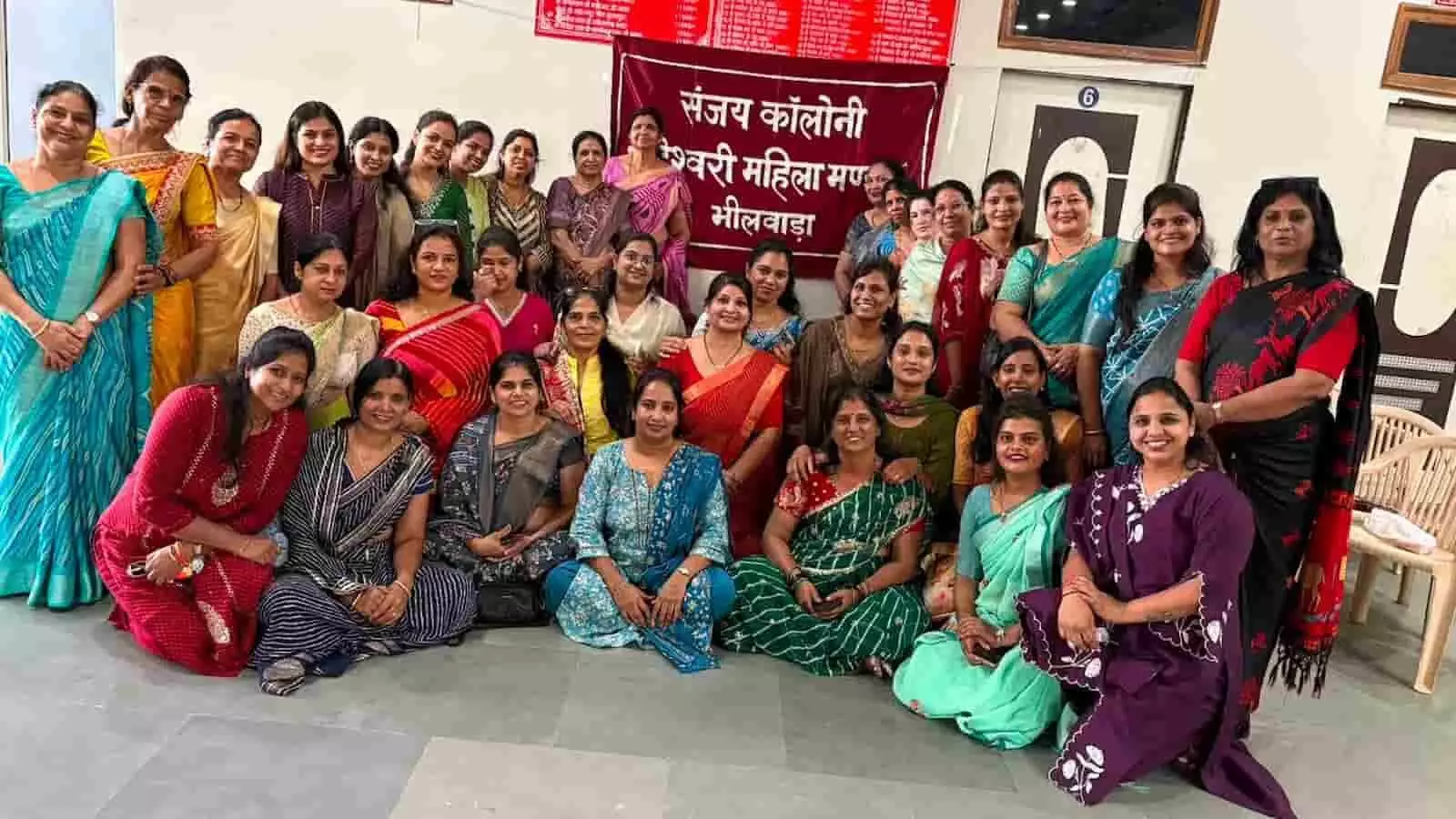 तस्वीर में भीलवाड़ा भवन में बैठी माहेश्वरी महिला मंडल की सदस्याएं दिखाई दे रही हैं। तस्वीर में भीलवाड़ा भवन में बैठी माहेश्वरी महिला मंडल की सदस्याएं दिखाई दे रही हैं।