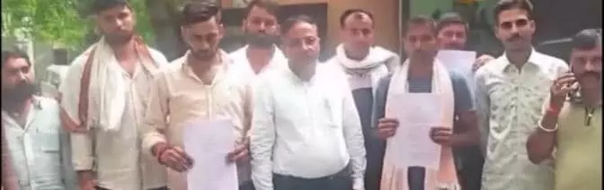 भीलवाड़ा मुठभेड़ मामले में पुलिस अधीक्षक कार्यालय के बाहर शिकायत के कागजात दिखाते हुए परिजन। भीलवाड़ा मुठभेड़ मामले में पुलिस अधीक्षक कार्यालय के बाहर शिकायत के कागजात दिखाते हुए परिजन।