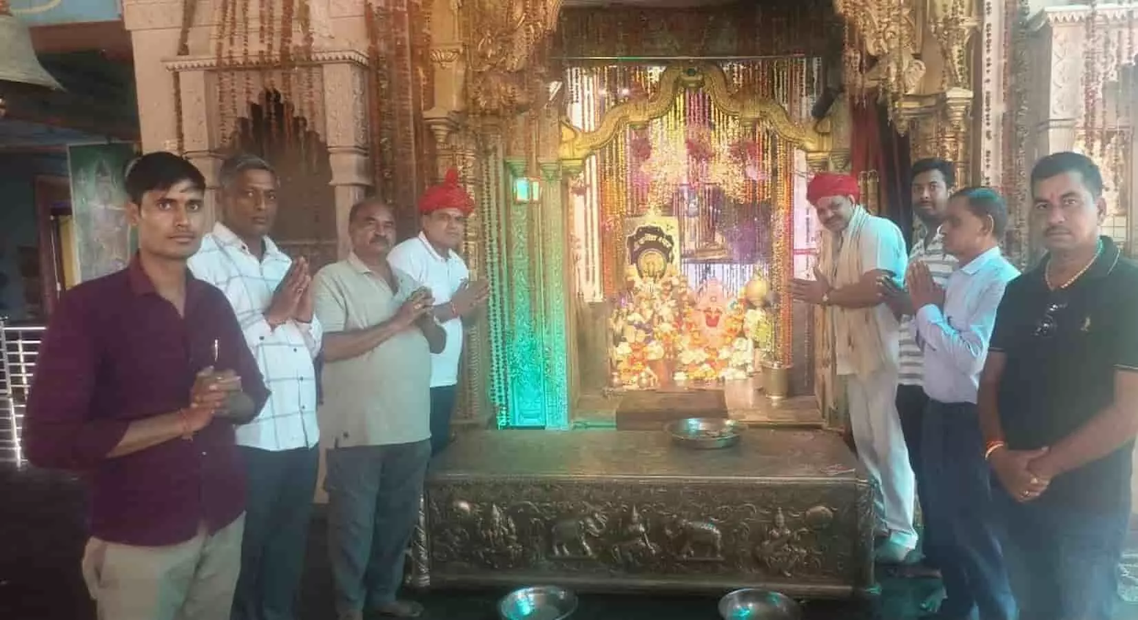 तस्वीर में बानोड़ा बालाजी मंदिर के भीतर भाजपा नेता बद्री जाट और कार्यकर्ता खड़े दिखाई दे रहे हैं। तस्वीर में बानोड़ा बालाजी मंदिर के भीतर भाजपा नेता बद्री जाट और कार्यकर्ता खड़े दिखाई दे रहे हैं।