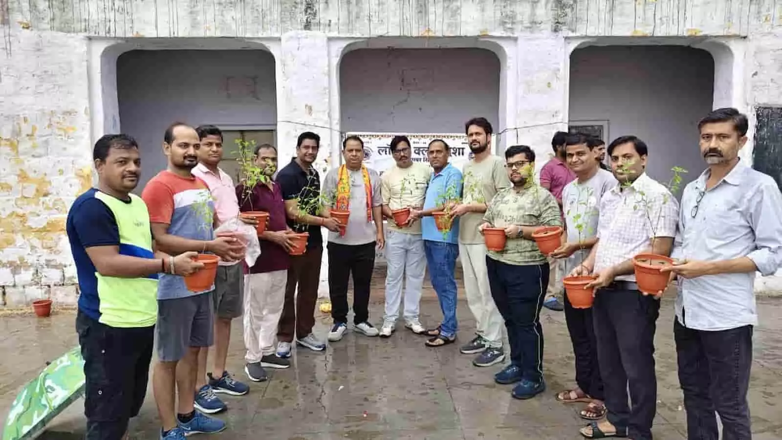 गंगापुर सिटी के स्कूल मैदान में तुलसी के पौधे पकड़े हुए लायंस क्लब दिशा के सदस्य। गंगापुर सिटी के स्कूल मैदान में तुलसी के पौधे पकड़े हुए लायंस क्लब दिशा के सदस्य।
