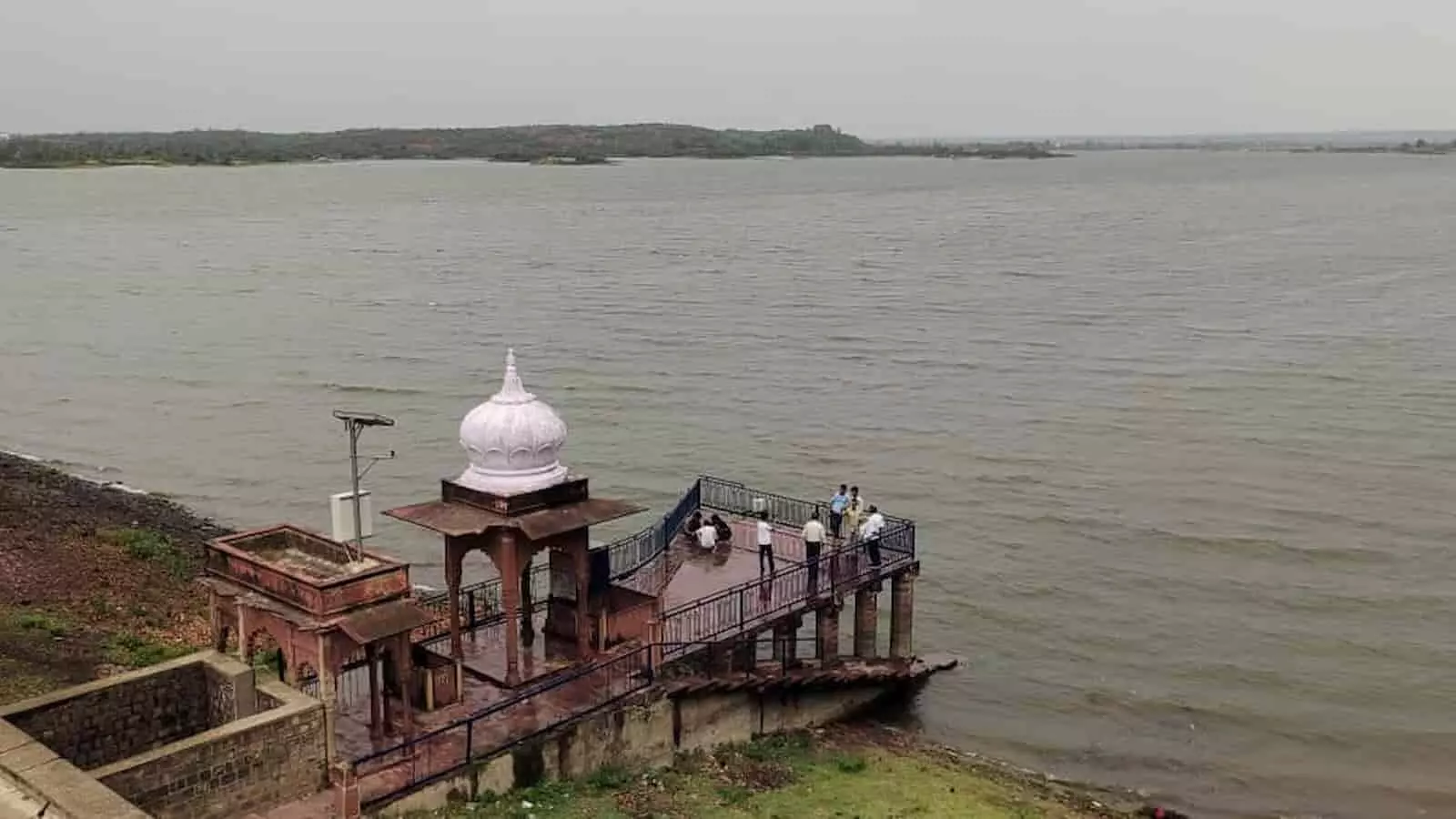 तस्वीर में बयाना के बंध बरेठा बांध का बढ़ा हुआ जलस्तर और तट के पास लोग दिखाई दे रहे हैं। तस्वीर में बयाना के बंध बरेठा बांध का बढ़ा हुआ जलस्तर और तट के पास लोग दिखाई दे रहे हैं।