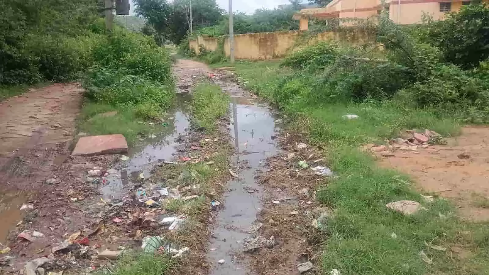 बयाना में रेलवे स्टेशन जाने वाली क्षतिग्रस्त सड़क पर भरे पानी और कीचड़ का दृश्य। बयाना में रेलवे स्टेशन जाने वाली क्षतिग्रस्त सड़क पर भरे पानी और कीचड़ का दृश्य।