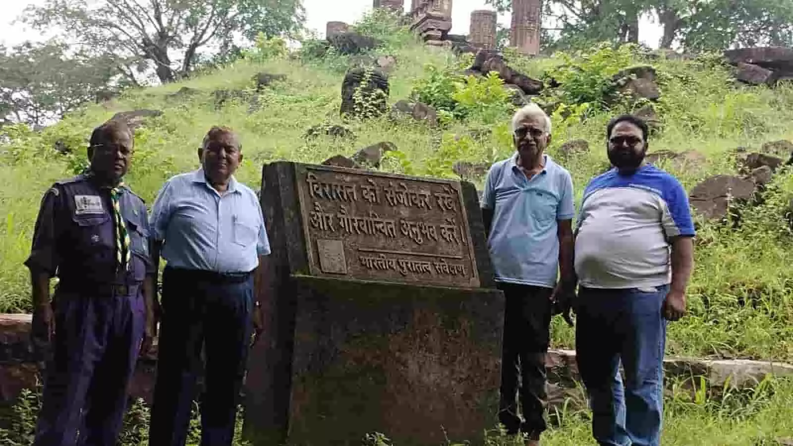 तस्वीर में अटरू के ऐतिहासिक स्थल पर खड़े लोग और पुरा-संपदा दिख रही है। तस्वीर में अटरू के ऐतिहासिक स्थल पर खड़े लोग और पुरा-संपदा दिख रही है।