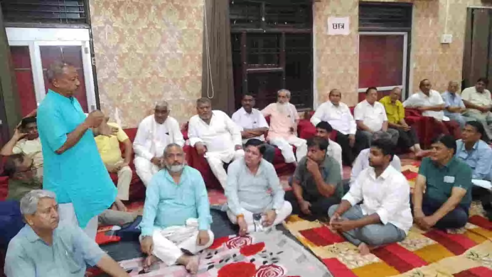 भगवती पैलेस में आयोजित बैठक के दौरान मौजूद समिति अध्यक्ष और अन्य लोग। भगवती पैलेस में आयोजित बैठक के दौरान मौजूद समिति अध्यक्ष और अन्य लोग।