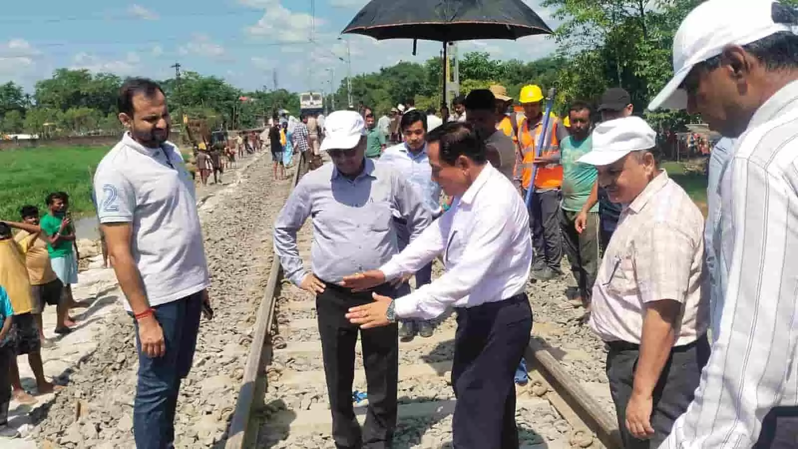 तस्वीर में अधिकारी असम के शिमलगुड़ी में बाढ़ से क्षतिग्रस्त रेल पटरी का निरीक्षण कर रहे हैं। तस्वीर में अधिकारी असम के शिमलगुड़ी में बाढ़ से क्षतिग्रस्त रेल पटरी का निरीक्षण कर रहे हैं।