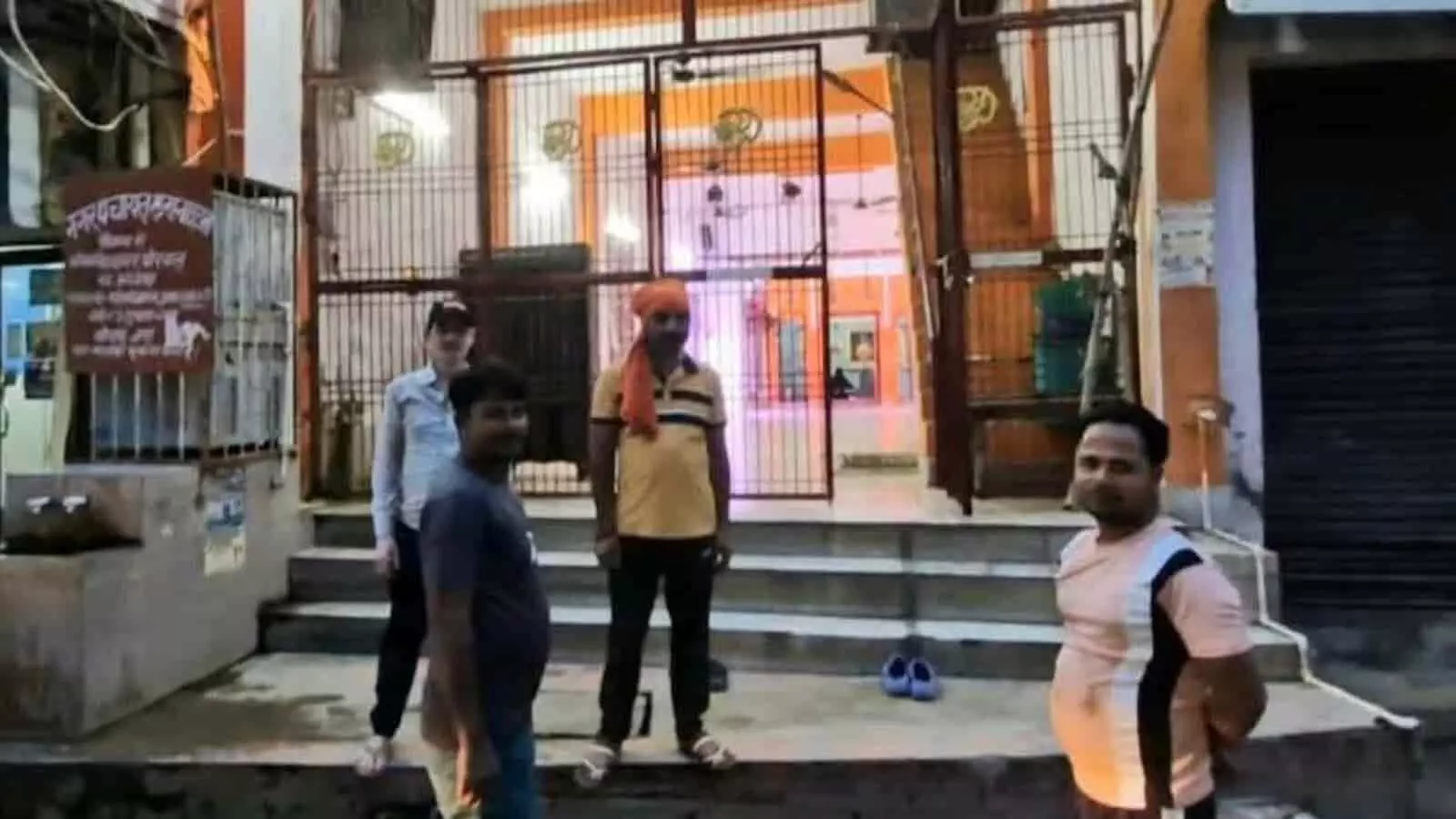 तस्वीर में लखना के शिव मंदिर के बाहर सीढ़ियों पर चार लोग खड़े दिखाई दे रहे हैं। तस्वीर में लखना के शिव मंदिर के बाहर सीढ़ियों पर चार लोग खड़े दिखाई दे रहे हैं।