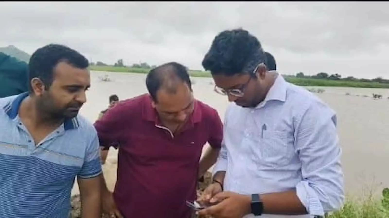 तस्वीर में डीग जिला कलक्टर और अधिकारी पहाड़ी में जलभराव क्षेत्र का निरीक्षण करते दिख रहे हैं। तस्वीर में डीग जिला कलक्टर और अधिकारी पहाड़ी में जलभराव क्षेत्र का निरीक्षण करते दिख रहे हैं।