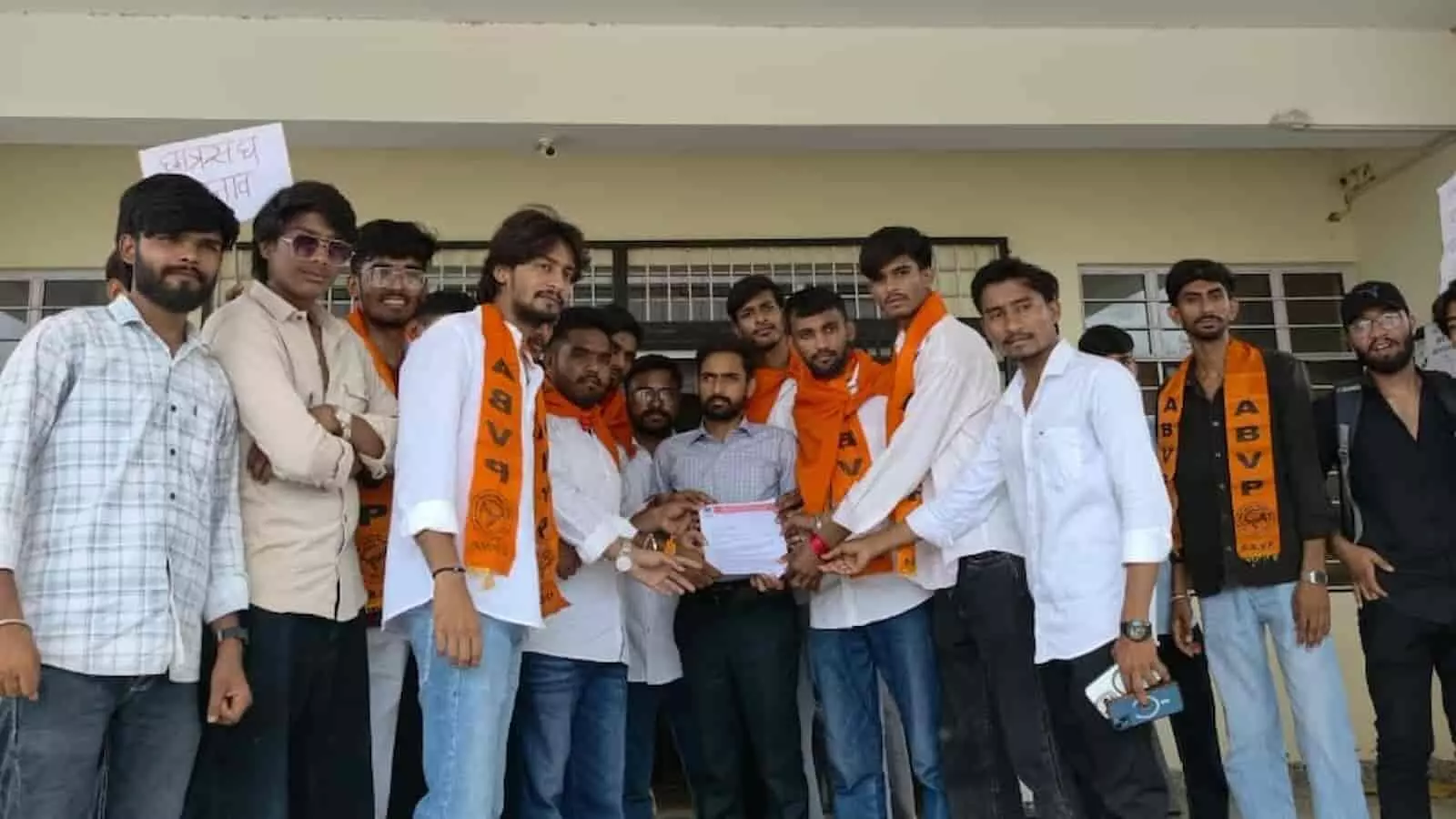 तस्वीर में बेगूं के महाविद्यालय में एबीवीपी कार्यकर्ता छात्रसंघ चुनाव की मांग को लेकर ज्ञापन सौंप रहे हैं। तस्वीर में बेगूं के महाविद्यालय में एबीवीपी कार्यकर्ता छात्रसंघ चुनाव की मांग को लेकर ज्ञापन सौंप रहे हैं।