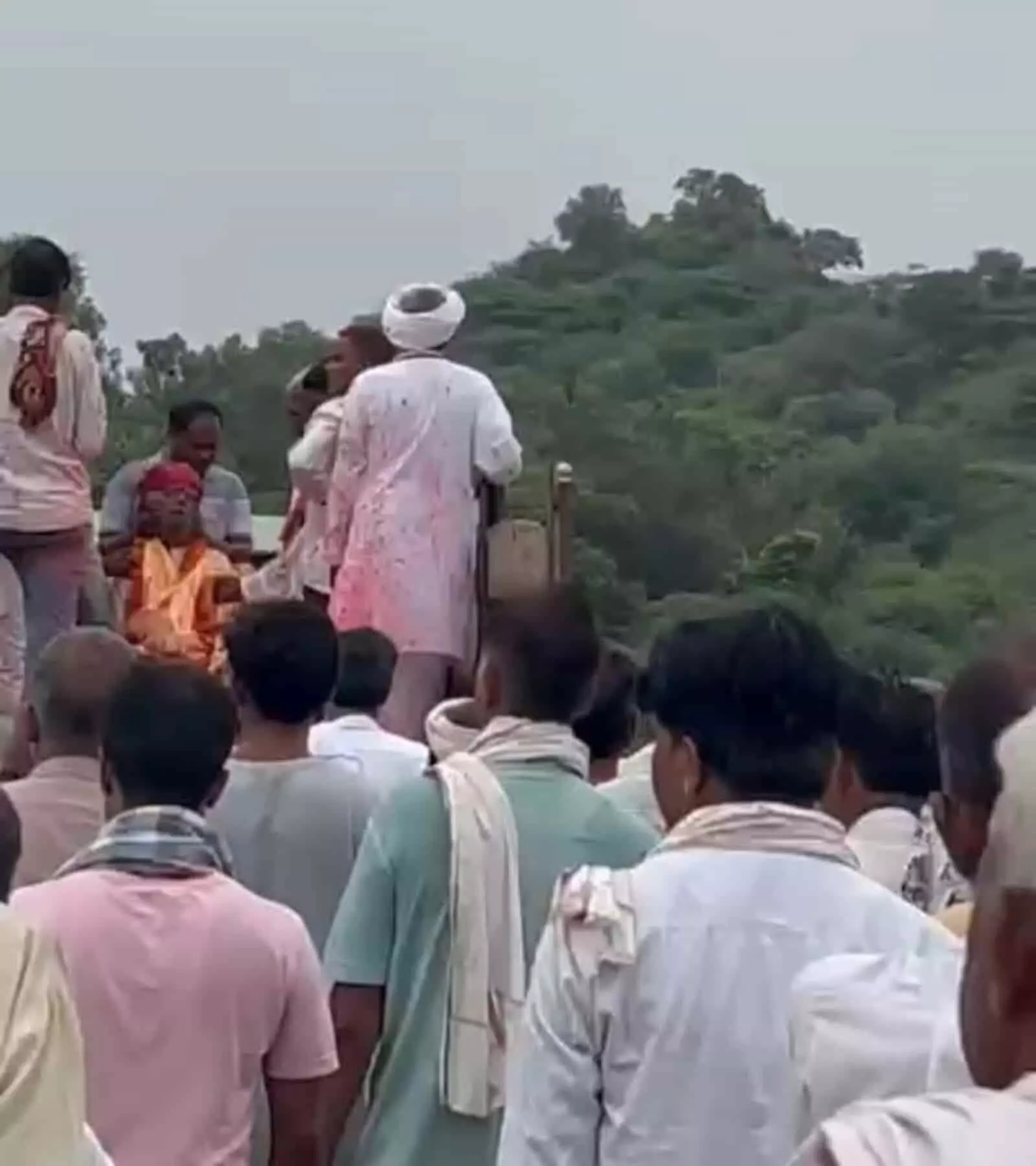 तस्वीर में पखाला गांव के पास डूंगरी संत आश्रम के महंत की अंतिम यात्रा में जुटे श्रद्धालु दिख रहे हैं। तस्वीर में पखाला गांव के पास डूंगरी संत आश्रम के महंत की अंतिम यात्रा में जुटे श्रद्धालु दिख रहे हैं।