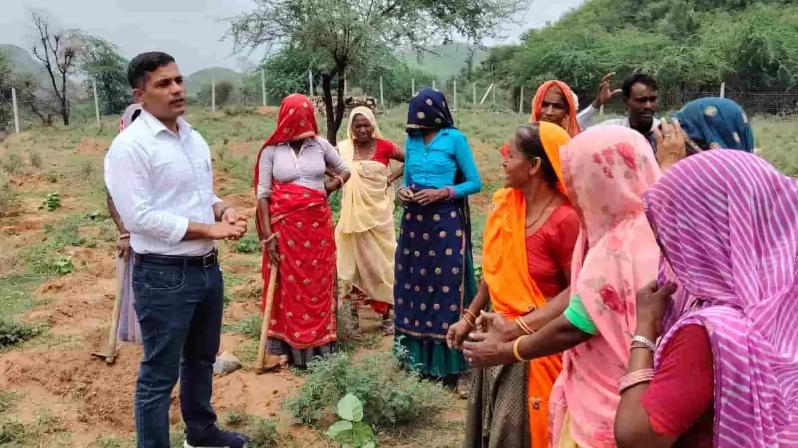 तस्वीर में अधिकारी और ग्रामीण महिलाएं गंगापुर सिटी के खुले मैदान में बातचीत कर रहे हैं। तस्वीर में अधिकारी और ग्रामीण महिलाएं गंगापुर सिटी के खुले मैदान में बातचीत कर रहे हैं।