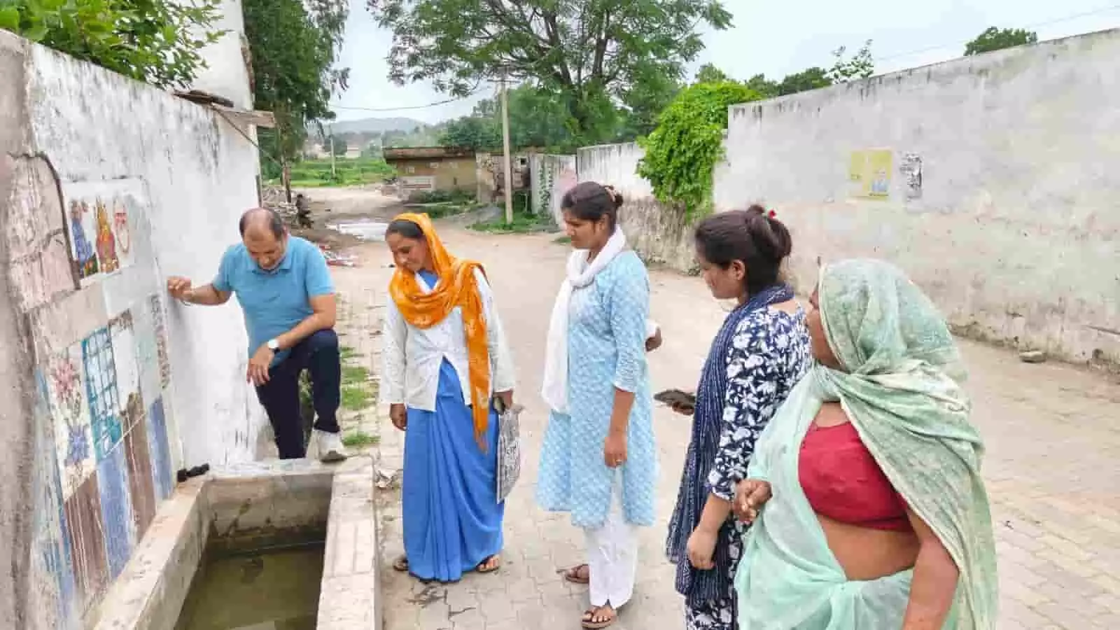 तस्वीर में खेरवाड़ा गौशाला के पास जल कुंड का निरीक्षण करते हुए अधिकारी और ग्रामीण। तस्वीर में खेरवाड़ा गौशाला के पास जल कुंड का निरीक्षण करते हुए अधिकारी और ग्रामीण।
