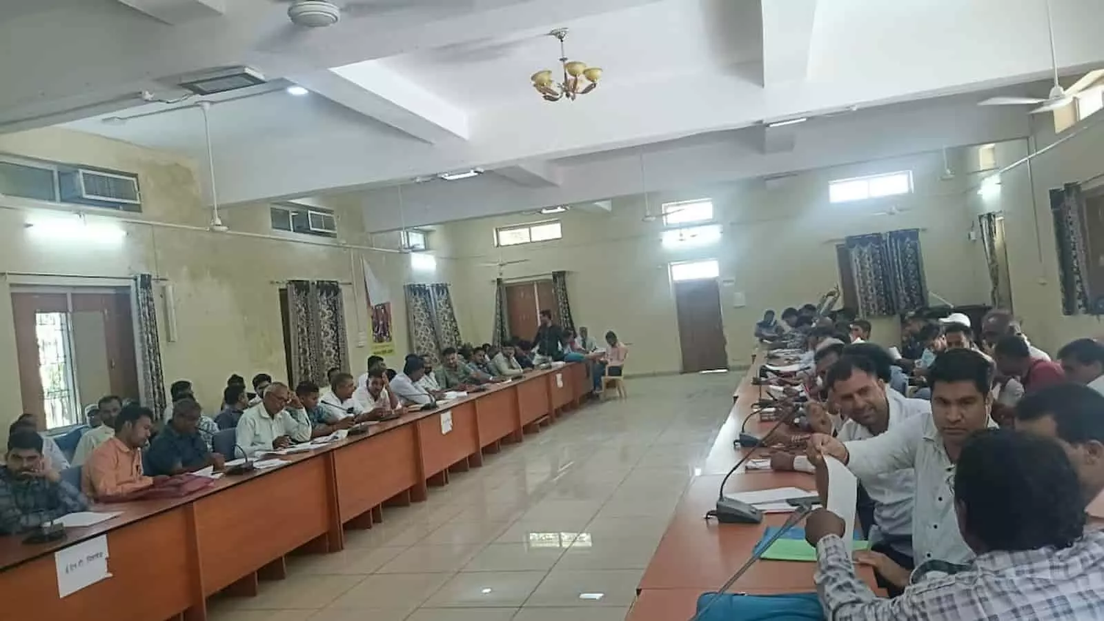 तस्वीर में पंचायत समिति सभागार में चुनावी प्रशिक्षण बैठक के दौरान बैठे हुए प्रगणक और बीएलओ दिख रहे हैं। तस्वीर में पंचायत समिति सभागार में चुनावी प्रशिक्षण बैठक के दौरान बैठे हुए प्रगणक और बीएलओ दिख रहे हैं।