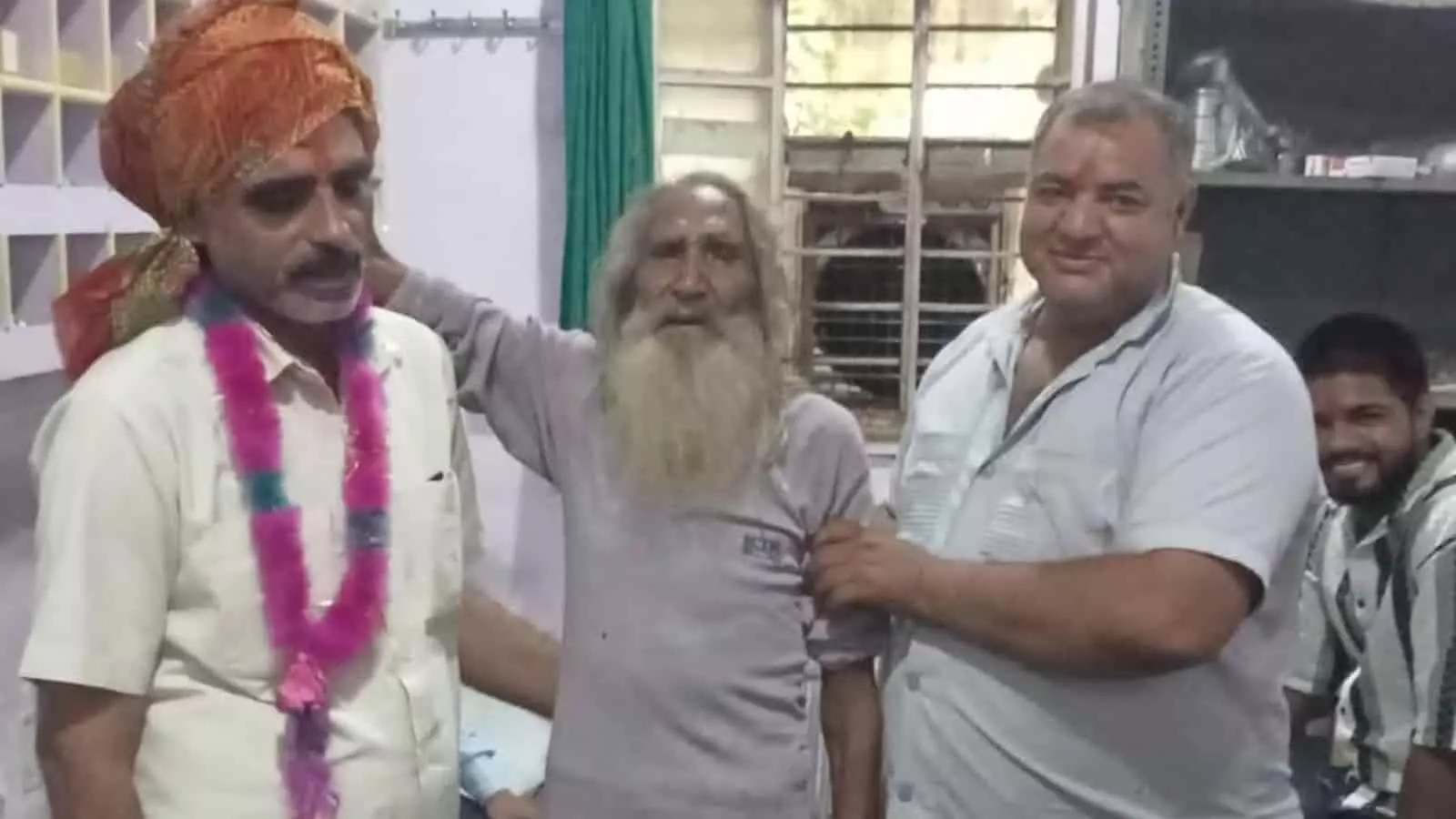 तस्वीर में भुसावर सामुदायिक स्वास्थ्य केंद्र के भीतर एक संत नर्सिंग ऑफिसर को सम्मानित कर रहे हैं. तस्वीर में भुसावर सामुदायिक स्वास्थ्य केंद्र के भीतर एक संत नर्सिंग ऑफिसर को सम्मानित कर रहे हैं.