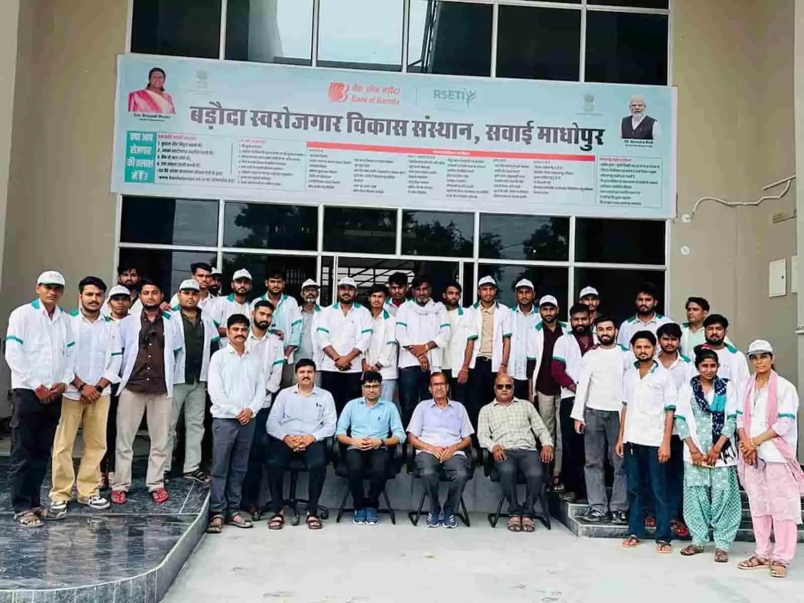 प्रशिक्षणार्थी और अतिथि सवाई माधोपुर आरसेटी में प्रमाण पत्र कार्यक्रम में उपस्थित हैं। प्रशिक्षणार्थी और अतिथि सवाई माधोपुर आरसेटी में प्रमाण पत्र कार्यक्रम में उपस्थित हैं।