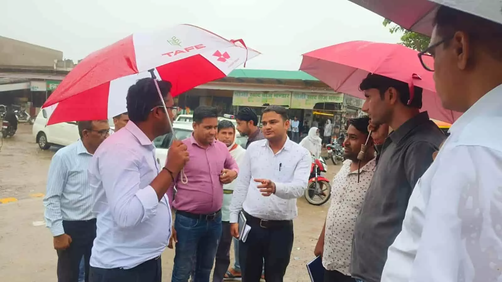 तस्वीर में डीग के प्रभावित इलाके में जिला कलक्टर छाता लेकर अधिकारियों से चर्चा करते दिख रहे हैं। तस्वीर में डीग के प्रभावित इलाके में जिला कलक्टर छाता लेकर अधिकारियों से चर्चा करते दिख रहे हैं।
