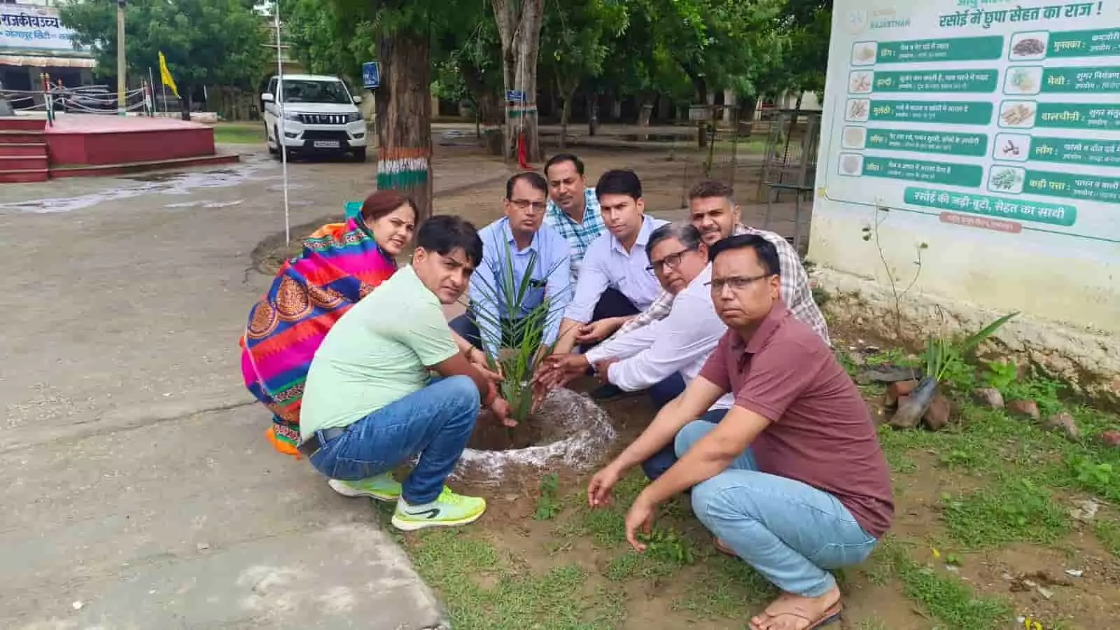 पीएम श्री विद्यालय परिसर में पौधारोपण करते हुए प्रधानाचार्य और अधिकारी गंगापुर सिटी। पीएम श्री विद्यालय परिसर में पौधारोपण करते हुए प्रधानाचार्य और अधिकारी गंगापुर सिटी।