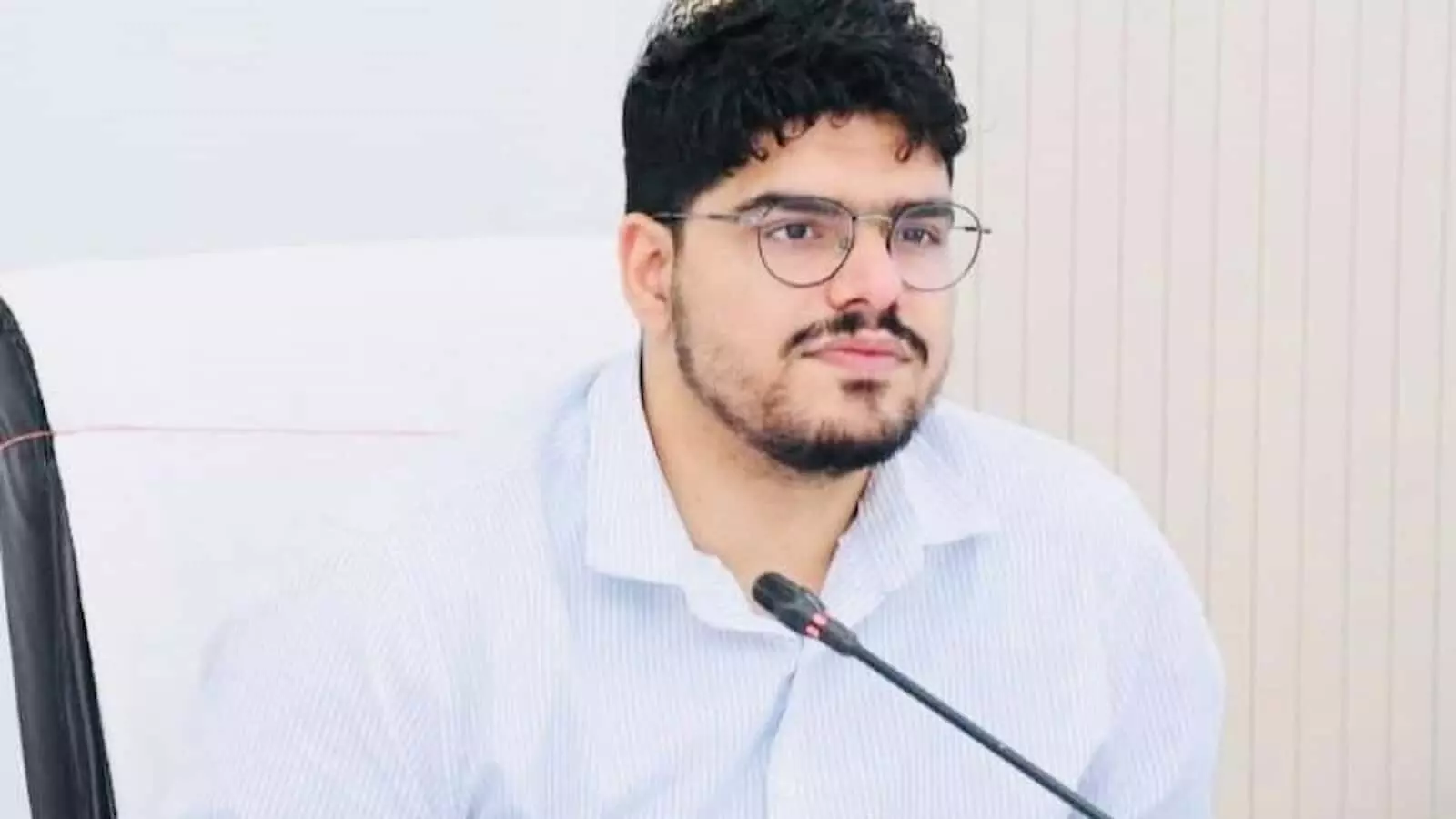 तस्वीर में गौरव बुडानिया एक मीटिंग हॉल में कुर्सी पर बैठे हुए नजर आ रहे हैं। तस्वीर में गौरव बुडानिया एक मीटिंग हॉल में कुर्सी पर बैठे हुए नजर आ रहे हैं।