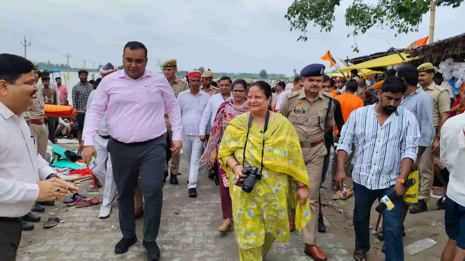 लहरा गंगा घाट पर निरीक्षण करतीं मंडल आयुक्त संगीता सिंह और अधिकारीगण। लहरा गंगा घाट पर निरीक्षण करतीं मंडल आयुक्त संगीता सिंह और अधिकारीगण।
