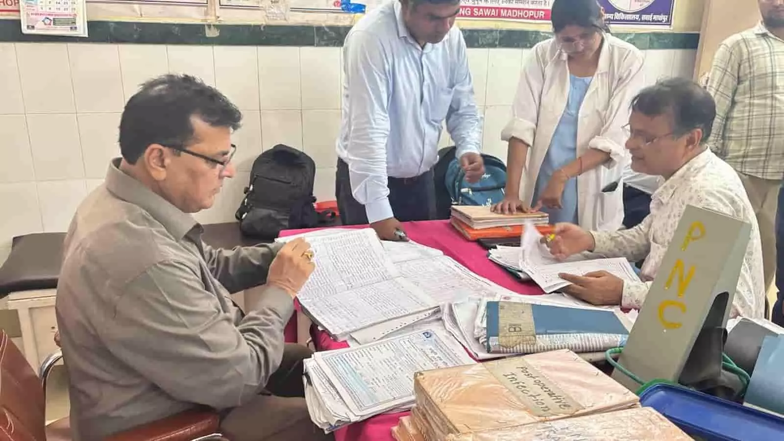 तस्वीर में जिला चिकित्सालय के एमसीएच विंग में दस्तावेजों की जांच करते प्रमुख चिकित्सा अधिकारी और स्टाफ। तस्वीर में जिला चिकित्सालय के एमसीएच विंग में दस्तावेजों की जांच करते प्रमुख चिकित्सा अधिकारी और स्टाफ।