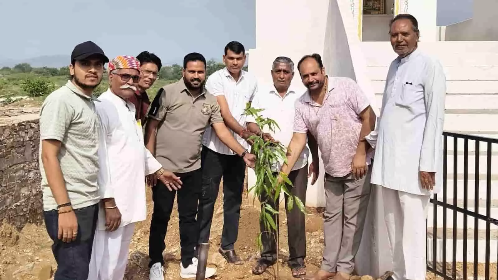 रख्यावल के श्रीयादे मंदिर परिसर में पौधारोपण कार्यक्रम के दौरान नजर आ रहे मेवलिया प्रजापति समाज के लोग। रख्यावल के श्रीयादे मंदिर परिसर में पौधारोपण कार्यक्रम के दौरान नजर आ रहे मेवलिया प्रजापति समाज के लोग।