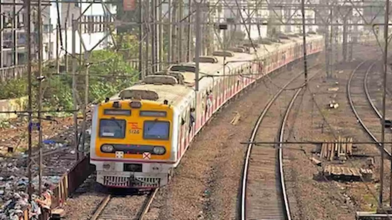 तस्वीर में मुंबई लोकल ट्रेन पटरियों पर चलती हुई नजर आ रही है। तस्वीर में मुंबई लोकल ट्रेन पटरियों पर चलती हुई नजर आ रही है।