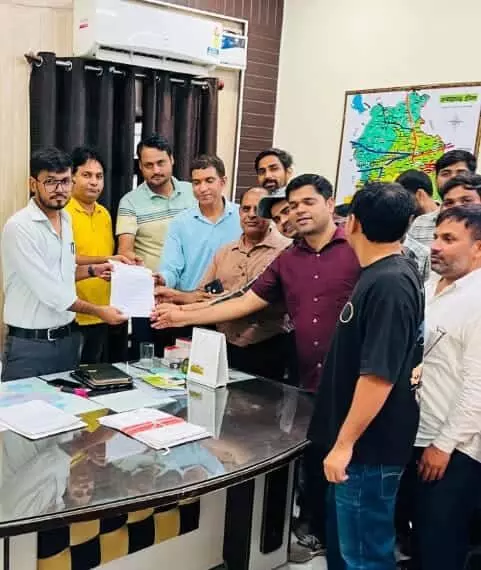 डीग उपखंड कार्यालय में राजस्व मंत्रालयिक कर्मचारियों का प्रतिनिधिमंडल अधिकारियों को ज्ञापन सौंप रहा है। डीग उपखंड कार्यालय में राजस्व मंत्रालयिक कर्मचारियों का प्रतिनिधिमंडल अधिकारियों को ज्ञापन सौंप रहा है।