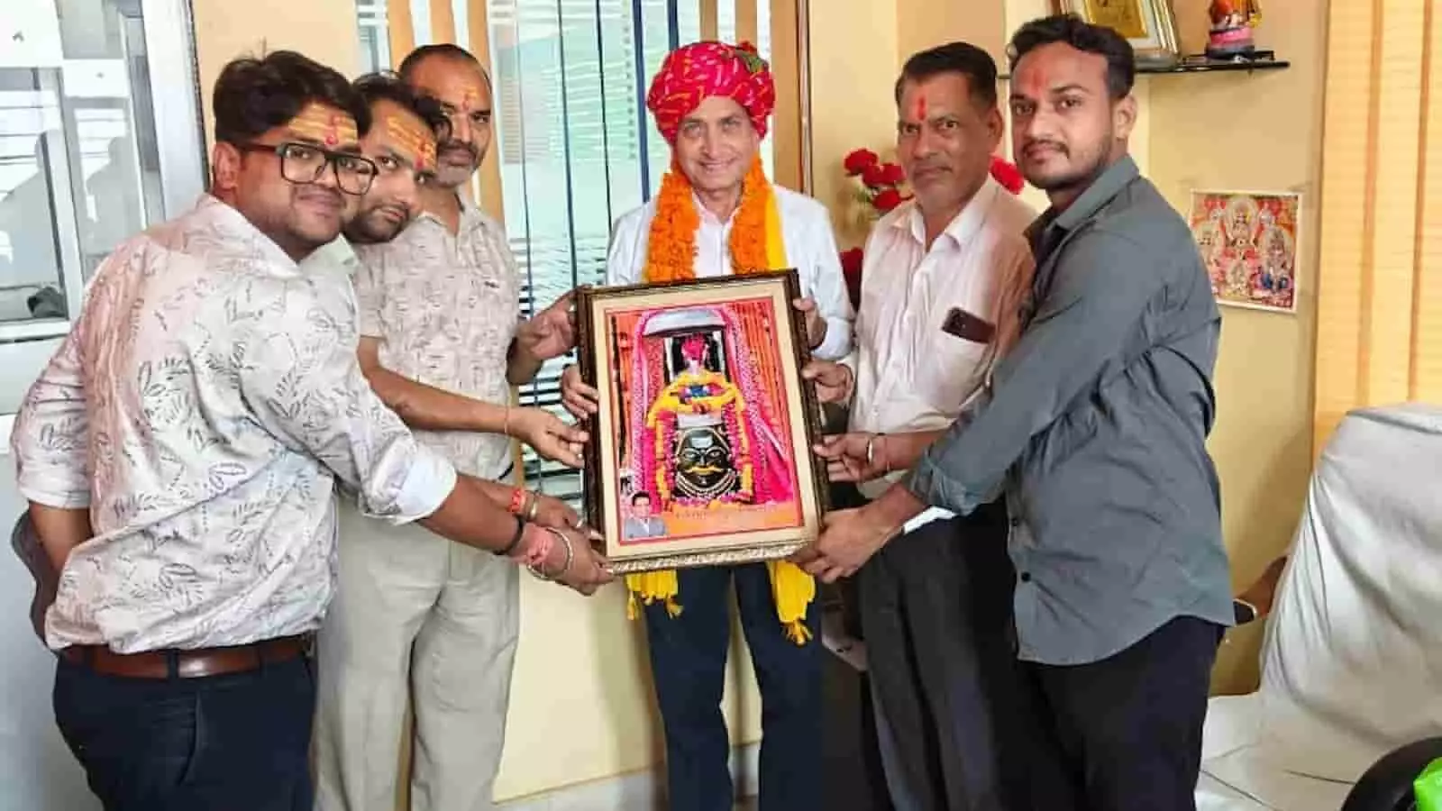 तस्वीर में गंगापुर सिटी स्थित निवास पर डॉ. हेमंत शर्मा का स्वागत करते शिव भक्त मंडल के सदस्य दिख रहे हैं. तस्वीर में गंगापुर सिटी स्थित निवास पर डॉ. हेमंत शर्मा का स्वागत करते शिव भक्त मंडल के सदस्य दिख रहे हैं.
