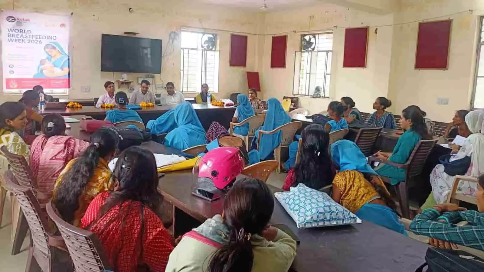 तस्वीर में सवाई माधोपुर में विश्व स्तनपान सप्ताह संगोष्ठी के दौरान बैठे लोग दिखाई दे रहे हैं। तस्वीर में सवाई माधोपुर में विश्व स्तनपान सप्ताह संगोष्ठी के दौरान बैठे लोग दिखाई दे रहे हैं।