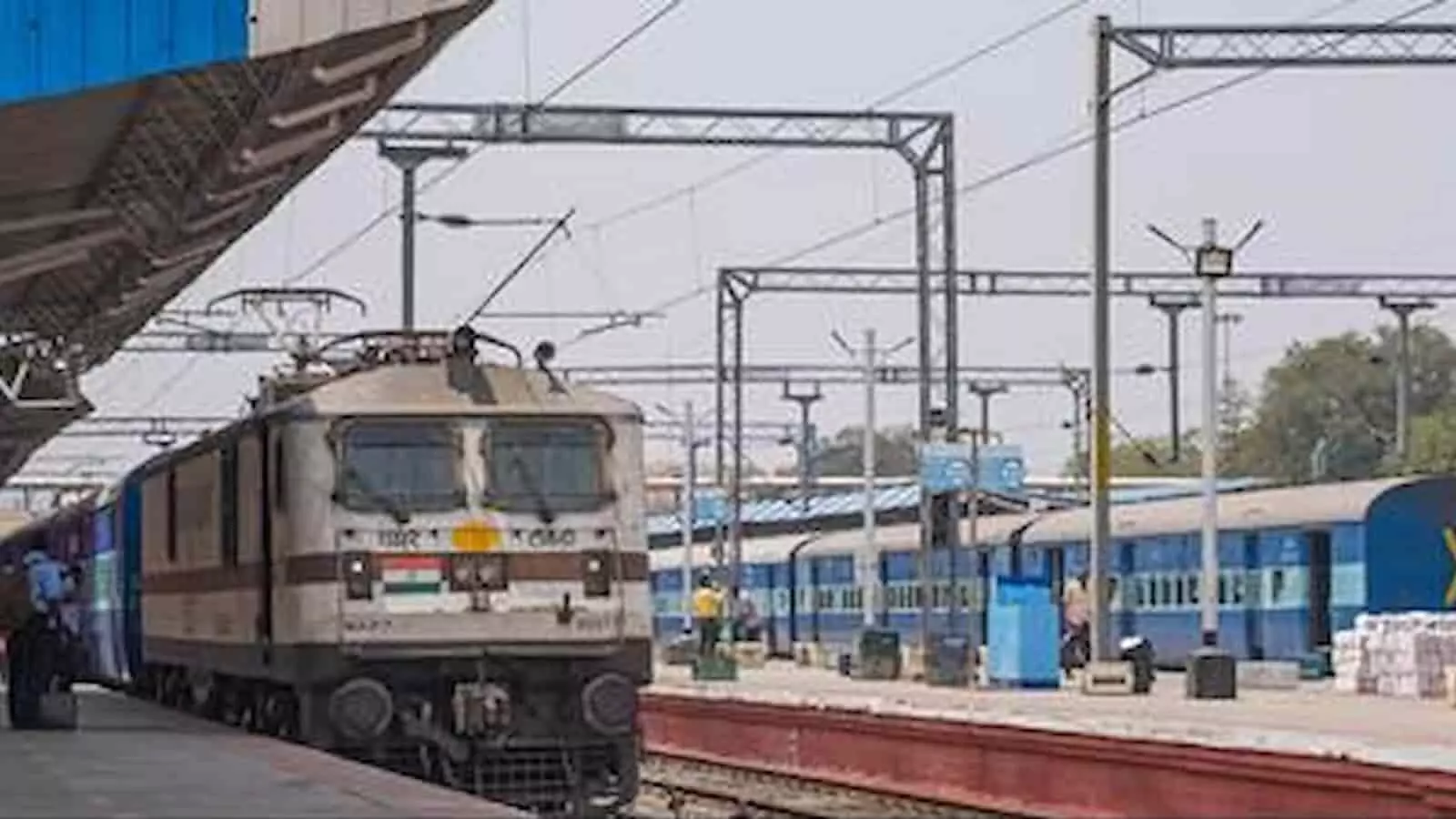 तस्वीर में रेलवे स्टेशन पर खड़ी एक ट्रेन और उसके डिब्बे नजर आ रहे हैं। तस्वीर में रेलवे स्टेशन पर खड़ी एक ट्रेन और उसके डिब्बे नजर आ रहे हैं।