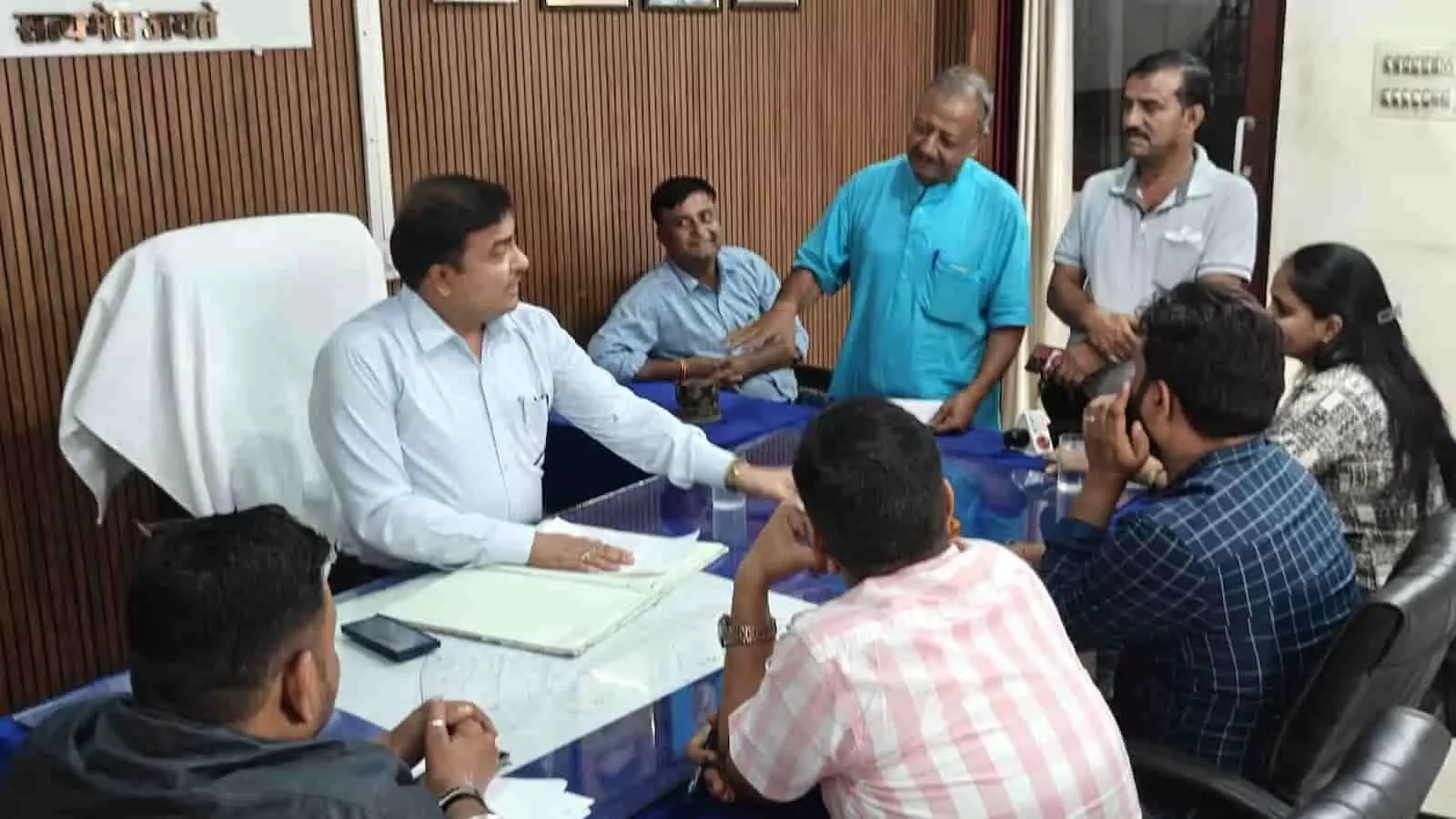 गंगापुर सिटी में जलभराव की समस्या को लेकर अधिकारी से बातचीत करते हुए व्यापारी। गंगापुर सिटी में जलभराव की समस्या को लेकर अधिकारी से बातचीत करते हुए व्यापारी।