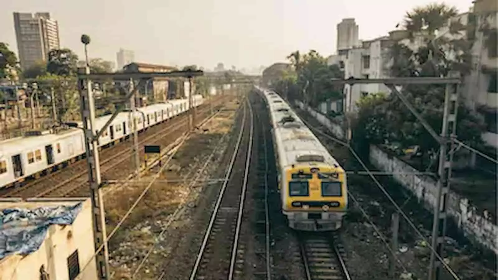 तस्वीर में मुंबई के रेलवे ट्रैक पर लोकल ट्रेनें दिख रही हैं। तस्वीर में मुंबई के रेलवे ट्रैक पर लोकल ट्रेनें दिख रही हैं।