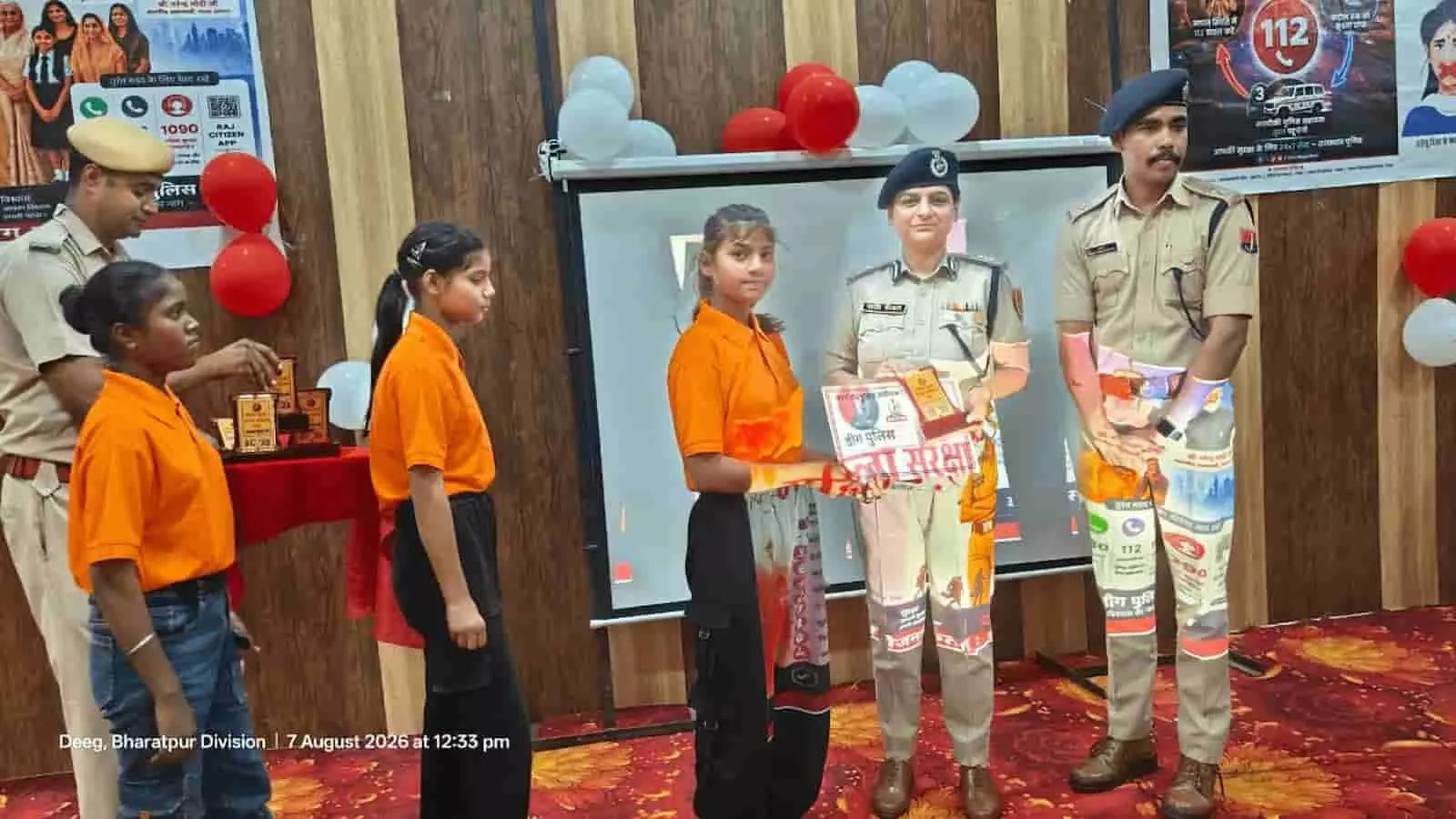 डीग कॉलेज में डीआईजी राशि डोगरा डूडी द्वारा छात्रा को पुरस्कार प्रदान करते हुए महिला सुरक्षा संकल्प कार्यक्रम। डीग कॉलेज में डीआईजी राशि डोगरा डूडी द्वारा छात्रा को पुरस्कार प्रदान करते हुए महिला सुरक्षा संकल्प कार्यक्रम।