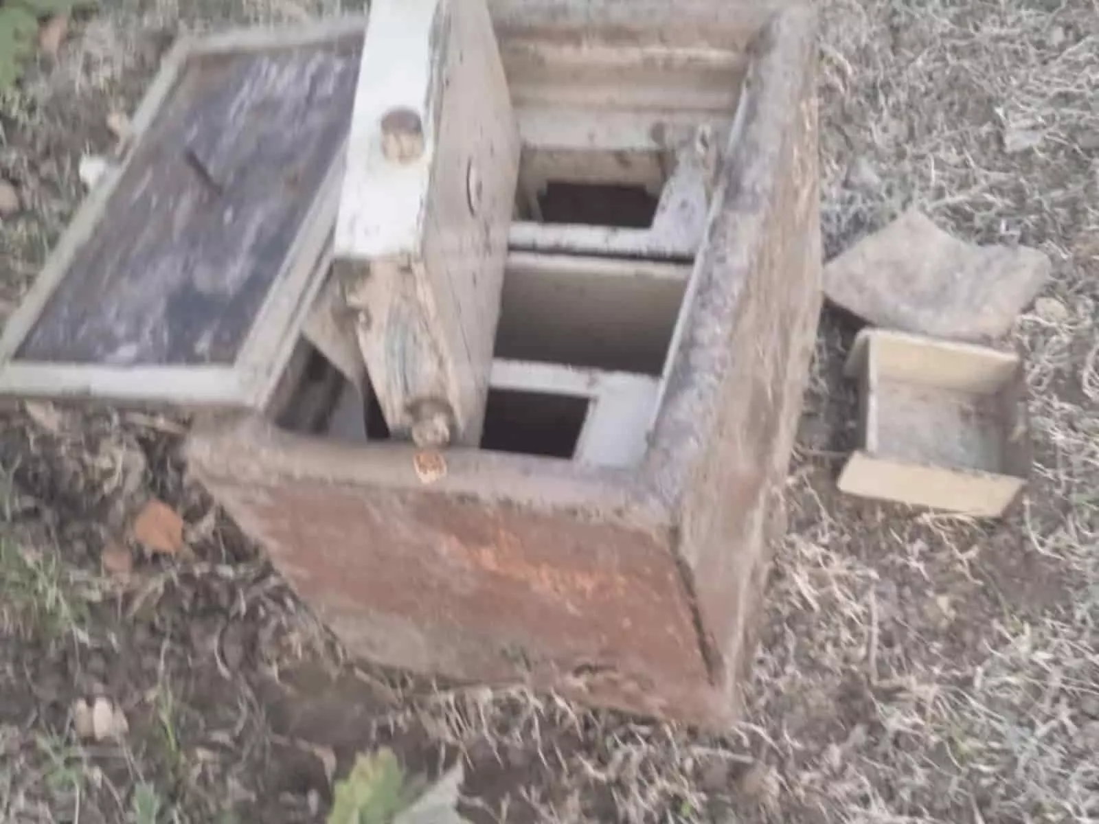 तस्वीर में बारां के एक खेत में टूटी हुई लोहे की तिजोरी दिख रही है। तस्वीर में बारां के एक खेत में टूटी हुई लोहे की तिजोरी दिख रही है।