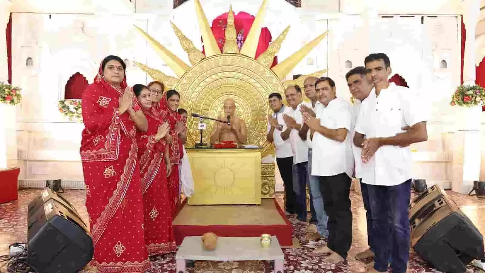 सूर्यमहल में चातुर्मास के दौरान मंच पर बैठे आचार्य पुलकसागर महाराज और खड़े श्रद्धालु। सूर्यमहल में चातुर्मास के दौरान मंच पर बैठे आचार्य पुलकसागर महाराज और खड़े श्रद्धालु।