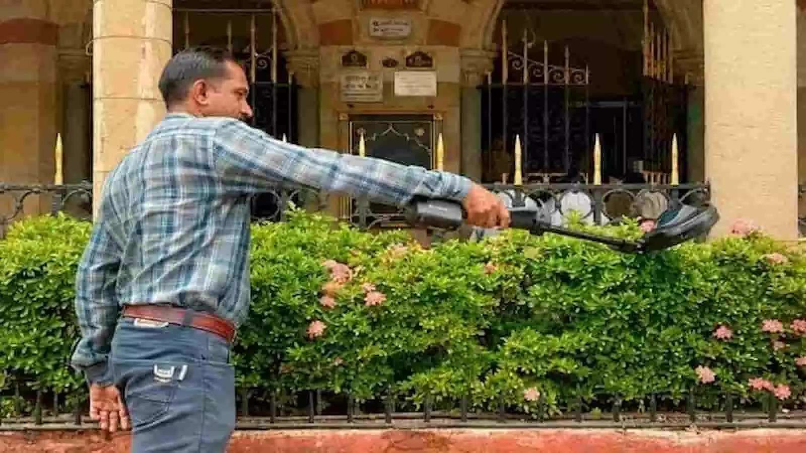 तस्वीर में एक सुरक्षा कर्मी बीएमसी मुख्यालय के बाहर मेटल डिटेक्टर से जांच कर रहा है। तस्वीर में एक सुरक्षा कर्मी बीएमसी मुख्यालय के बाहर मेटल डिटेक्टर से जांच कर रहा है।
