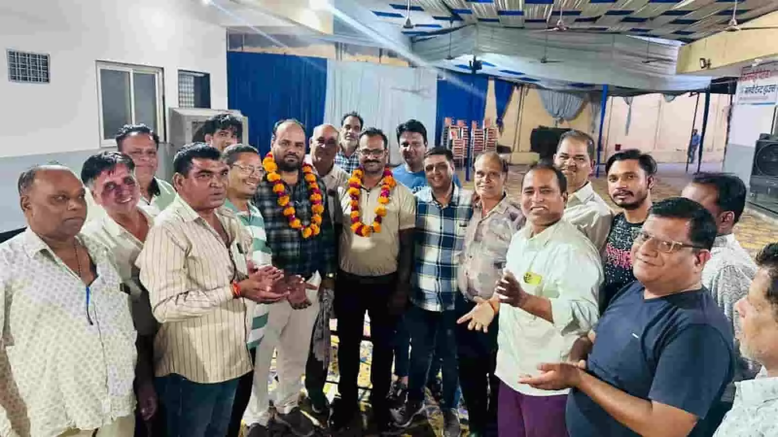 तस्वीर में रामस्नेही पैलेस में आयोजित बैठक के दौरान भीलवाड़ा टेंट डीलर्स समिति के सदस्य दिखाई दे रहे हैं। तस्वीर में रामस्नेही पैलेस में आयोजित बैठक के दौरान भीलवाड़ा टेंट डीलर्स समिति के सदस्य दिखाई दे रहे हैं।