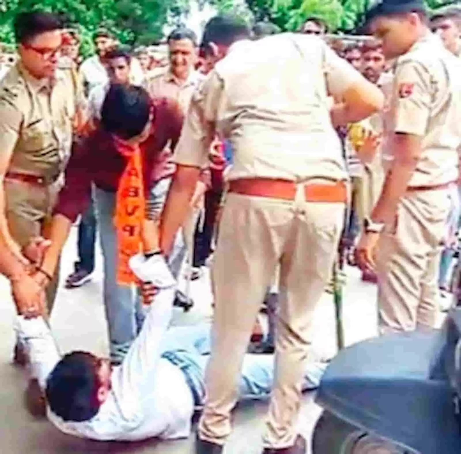 तस्वीर में पुलिसकर्मी भीलवाड़ा कॉलेज परिसर में छात्र नेता को संभालते हुए दिख रहे हैं। तस्वीर में पुलिसकर्मी भीलवाड़ा कॉलेज परिसर में छात्र नेता को संभालते हुए दिख रहे हैं।