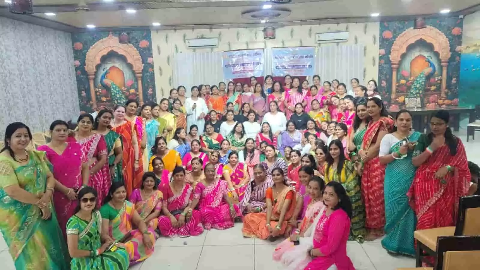 पारंपरिक वेशभूषा में बैठी महिलाएं चित्तौड़गढ़ में आयोजित सावन लहरिया महोत्सव में नजर आ रही हैं। पारंपरिक वेशभूषा में बैठी महिलाएं चित्तौड़गढ़ में आयोजित सावन लहरिया महोत्सव में नजर आ रही हैं।