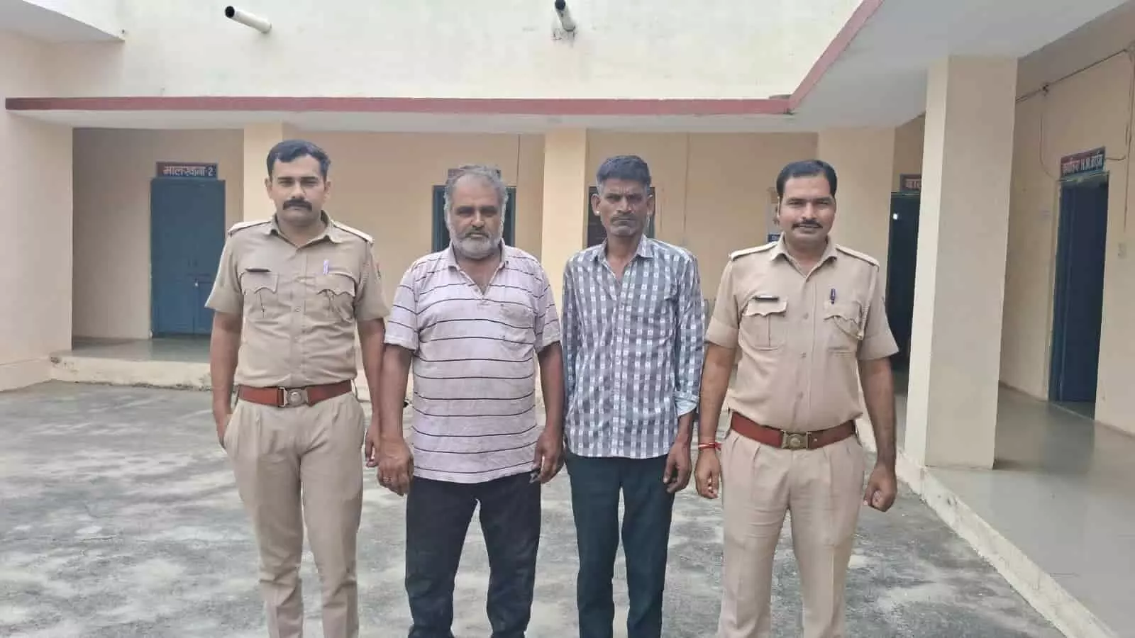 तस्वीर में दो पुलिसकर्मियों के साथ खड़े दो गिरफ्तार आरोपी मावली थाने परिसर में नजर आ रहे हैं। तस्वीर में दो पुलिसकर्मियों के साथ खड़े दो गिरफ्तार आरोपी मावली थाने परिसर में नजर आ रहे हैं।