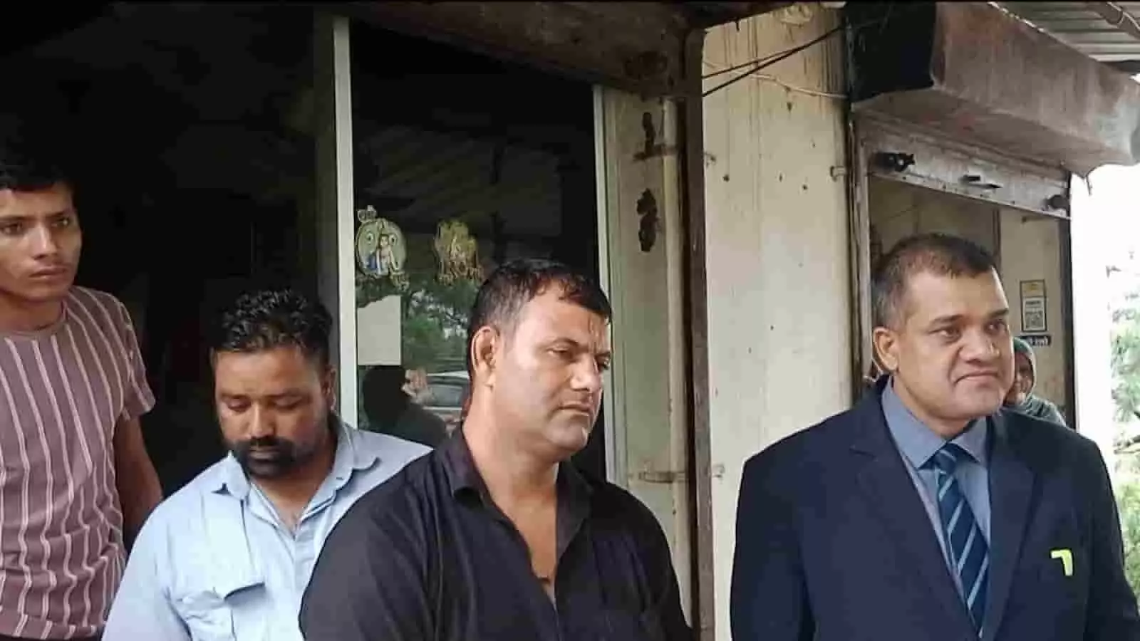 तस्वीर में डीग में जांच के दौरान अधिकारी और अन्य लोग खड़े दिखाई दे रहे हैं। तस्वीर में डीग में जांच के दौरान अधिकारी और अन्य लोग खड़े दिखाई दे रहे हैं।