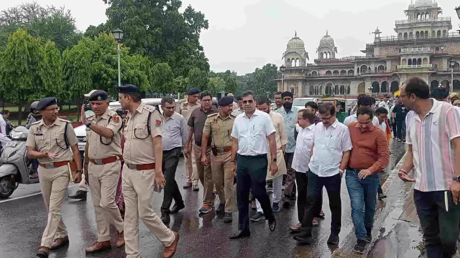 तस्वीर में अल्बर्ट हॉल म्यूजियम के पास जिला कलक्टर संदेश नायक अधिकारियों संग निरीक्षण करते हुए। तस्वीर में अल्बर्ट हॉल म्यूजियम के पास जिला कलक्टर संदेश नायक अधिकारियों संग निरीक्षण करते हुए।