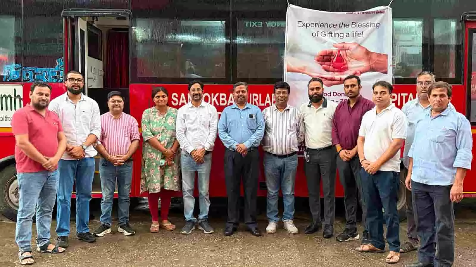तस्वीर में गोदरेज एंड बॉयस के कर्मचारी लाल बस के सामने खड़े हैं। तस्वीर में गोदरेज एंड बॉयस के कर्मचारी लाल बस के सामने खड़े हैं।