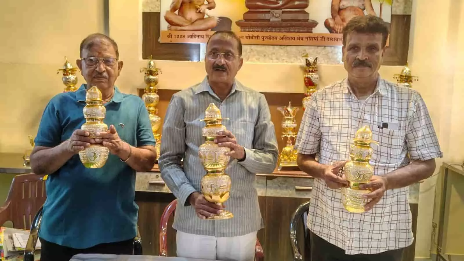 तस्वीर में कोटा के नसियां जी में तीन व्यक्ति हाथ में कलश पकड़े हुए खड़े हैं। तस्वीर में कोटा के नसियां जी में तीन व्यक्ति हाथ में कलश पकड़े हुए खड़े हैं।