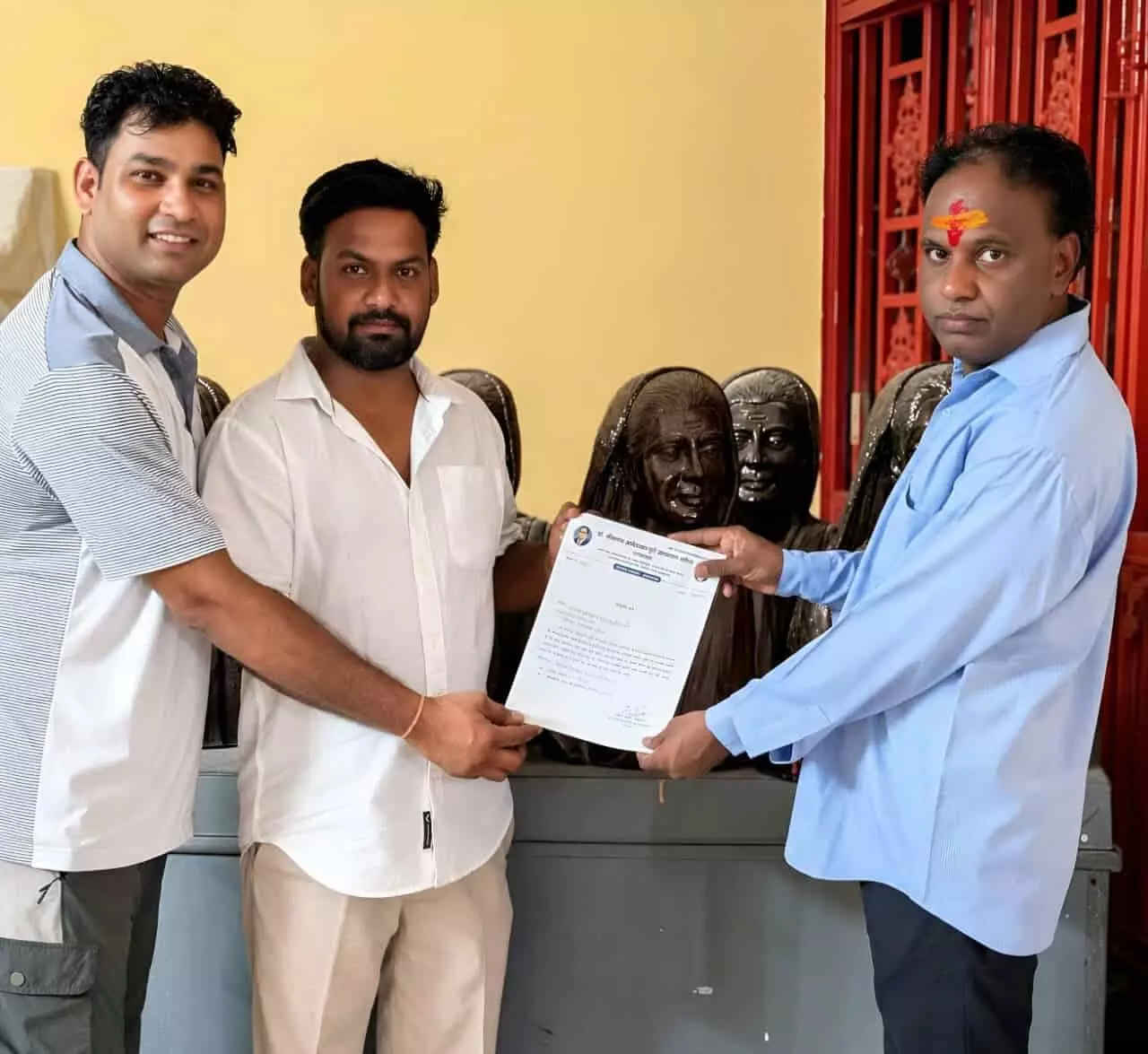 तस्वीर में कमल मेघवाल अपने साथियों के साथ नियुक्ति पत्र पकड़े हुए दिखाई दे रहे हैं। तस्वीर में कमल मेघवाल अपने साथियों के साथ नियुक्ति पत्र पकड़े हुए दिखाई दे रहे हैं।