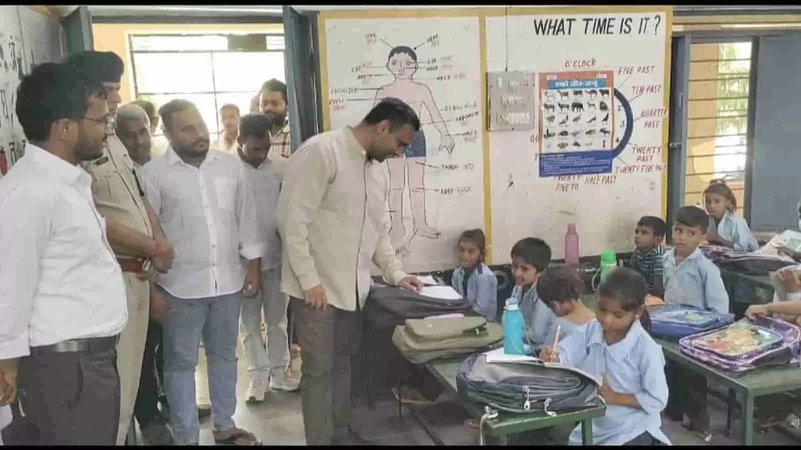 तस्वीर में जिला कलेक्टर रोहिताश्व सिंह तोमर सिरोही के राजकीय विद्यालय में विद्यार्थियों से संवाद कर रहे हैं तस्वीर में जिला कलेक्टर रोहिताश्व सिंह तोमर सिरोही के राजकीय विद्यालय में विद्यार्थियों से संवाद कर रहे हैं