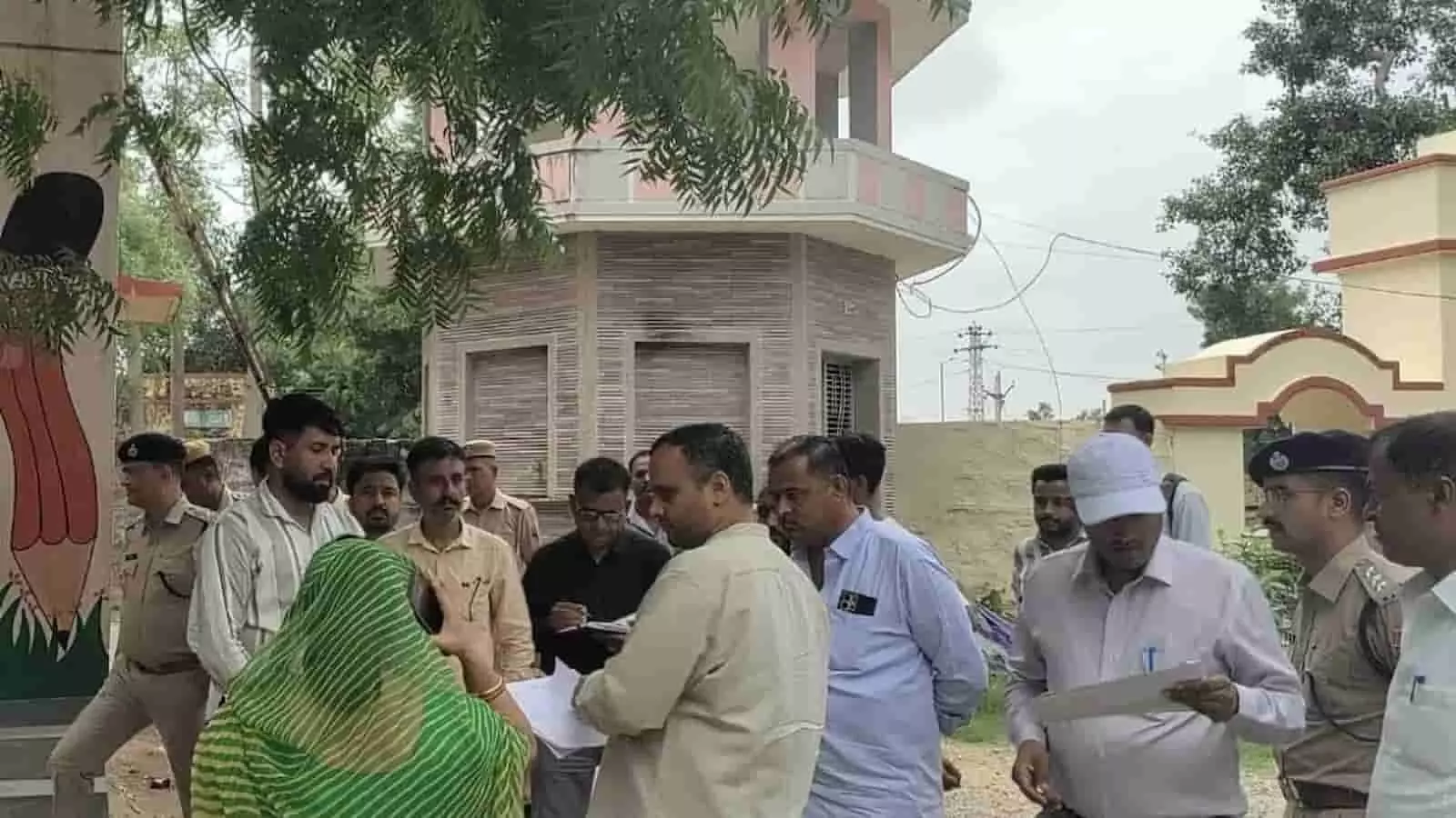 अधिकारी और पुलिसकर्मी मतदान केंद्र परिसर में खड़े होकर चुनाव व्यवस्थाओं की समीक्षा कर रहे हैं। अधिकारी और पुलिसकर्मी मतदान केंद्र परिसर में खड़े होकर चुनाव व्यवस्थाओं की समीक्षा कर रहे हैं।