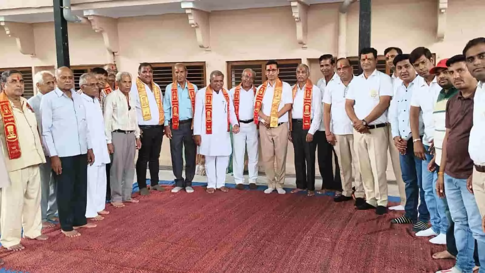 तस्वीर में निकुंभ के समता भवन में जैन समाज के लोग बैठक के लिए खड़े दिखाई दे रहे हैं। तस्वीर में निकुंभ के समता भवन में जैन समाज के लोग बैठक के लिए खड़े दिखाई दे रहे हैं।