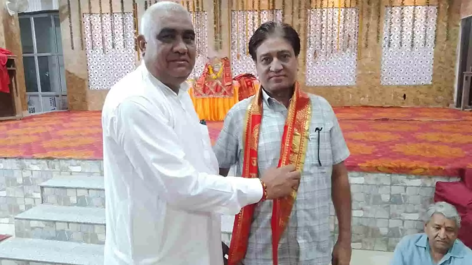 तस्वीर में इंदरगढ़ की धर्मशाला में एक व्यक्ति को दुपट्टा पहनाया जा रहा है। तस्वीर में इंदरगढ़ की धर्मशाला में एक व्यक्ति को दुपट्टा पहनाया जा रहा है।
